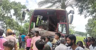 নাটোরে গরুবাহী গাড়ির সঙ্গে বাসের সংঘর্ষে নিহত ৩